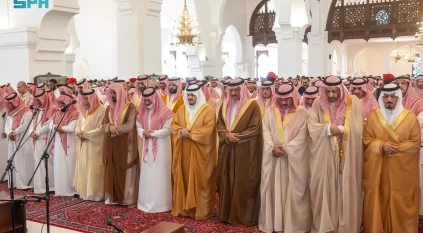 نائب أمير منطقة الرياض يؤدي صلاة الميت على والدة أبناء عبدالعزيز السالم