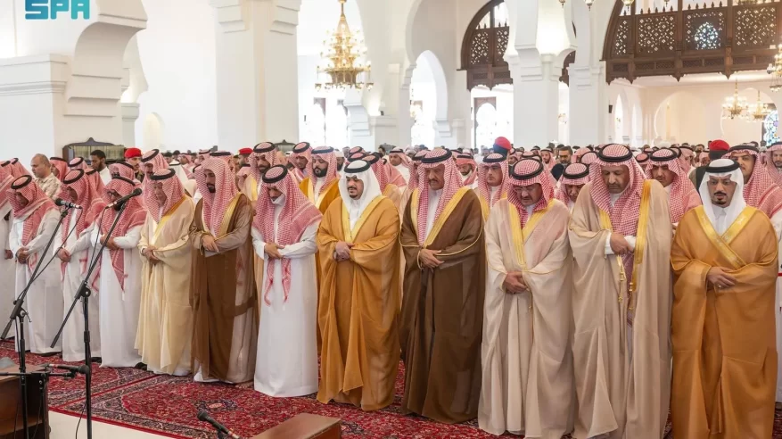 نائب أمير منطقة الرياض يؤدي صلاة الميت على والدة أبناء عبدالعزيز السالم