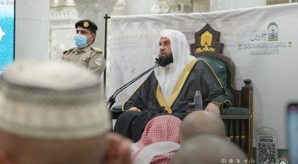 الشيخ السند يواصل دروسه في المسجد الحرام