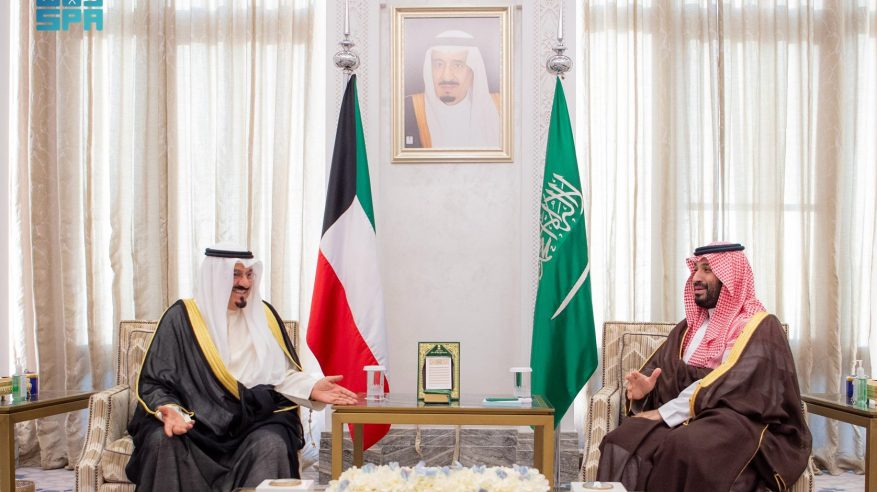 ولي العهد يستقبل رئيس وزراء الكويت