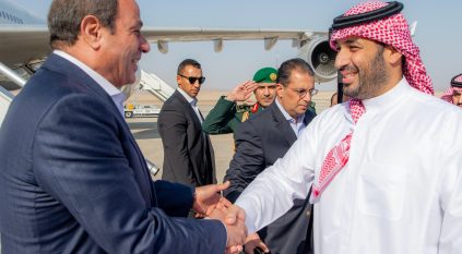 السيسي يصل إلى نيوم وولي العهد في مقدمة مستقبليه