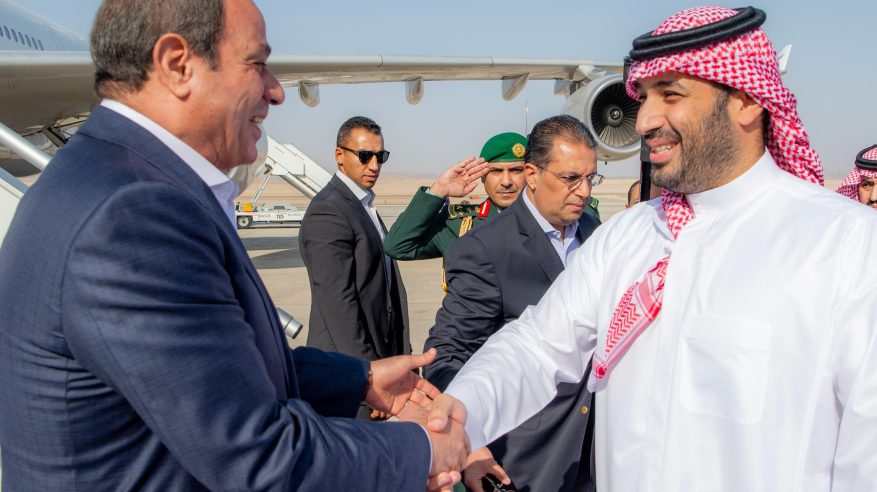 السيسي يصل إلى نيوم وولي العهد في مقدمة مستقبليه