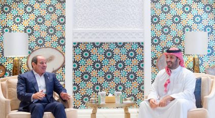 ولي العهد يستقبل الرئيس المصري في قصر نيوم