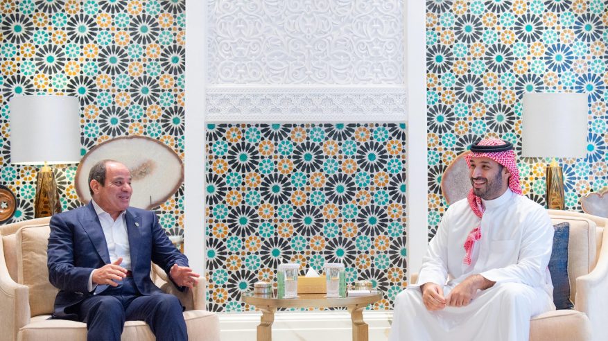 ولي العهد يستقبل الرئيس المصري في قصر نيوم