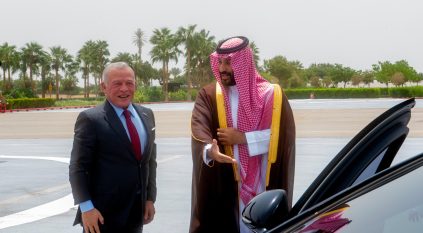 ملك الأردن يصل نيوم وولي العهد في مقدمة مستقبليه