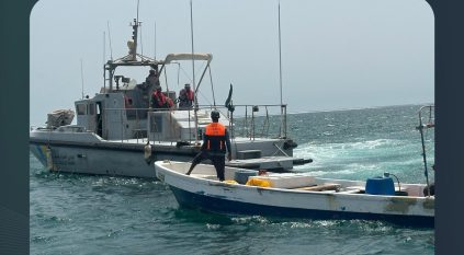 حرس الحدود ينقذ مقيمين تعطلت واسطتهما البحرية في عرض البحر