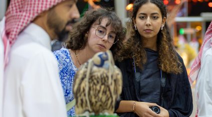 حضور لافت للسياح والعائلات الأجنبية في المزاد الدولي لمزارع إنتاج الصقور 2025