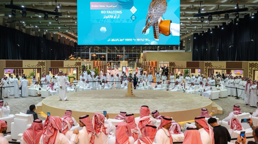 الليلة الثالثة للمزاد الدولي لمزارع إنتاج الصقور 2025 تشهد بيع صقرين بـ82 ألف ريال