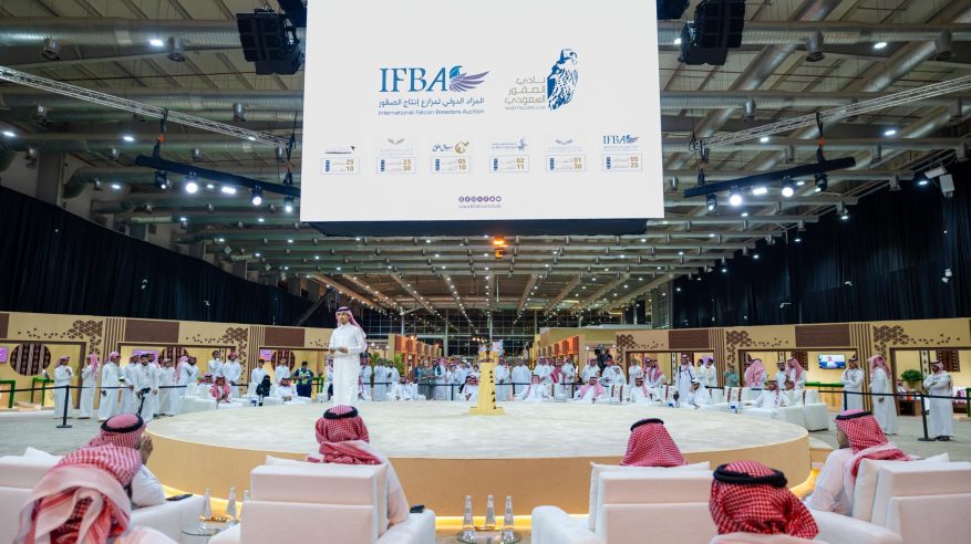 بيع 3 صقور بـ111 ألف ريال في خامس ليالي المزاد الدولي لمزارع إنتاج الصقور 2025