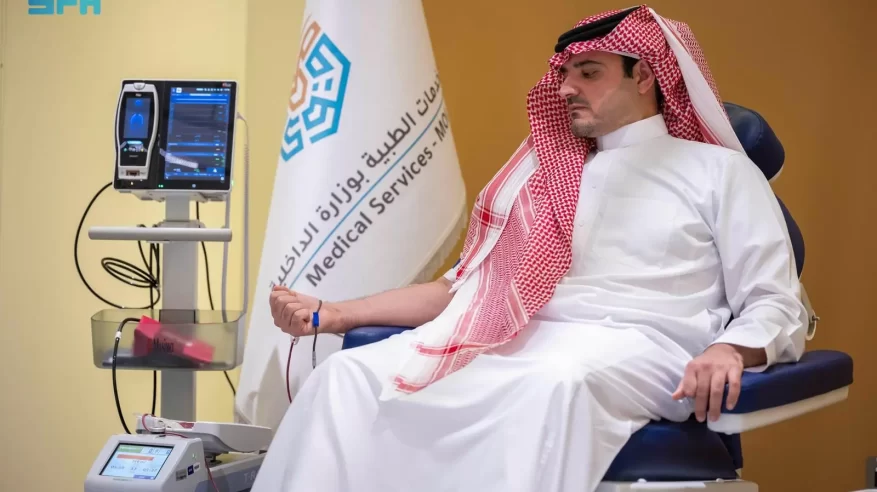 عبدالعزيز بن سعود يرفع الشكر للقيادة بمناسبة إطلاق حملة التبرع بالدم ويبادر بالتبرع