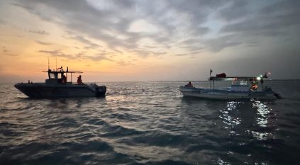 حرس الحدود ينقذ مقيمين تعطلت واسطتهما البحرية في عرض البحر بالقنفذة