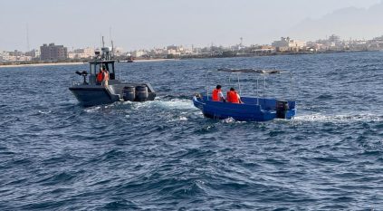 حرس الحدود ينقذ مواطنين تعطلت واسطتهما البحرية في عرض البحر بينبع 