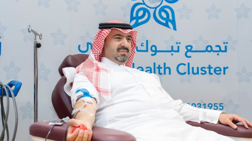خالد بن سعود يشارك في الحملة الوطنية للتبرع بالدم