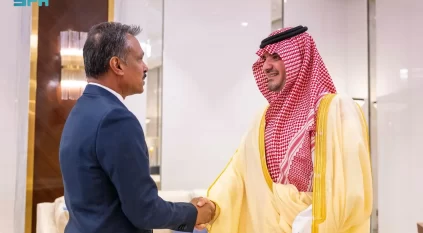 عبدالعزيز بن سعود يبحث عدد من الموضوعات مع سفير سنغافورة لدى السعودية 