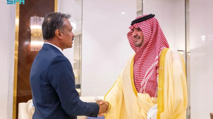 عبدالعزيز بن سعود يبحث عدد من الموضوعات مع سفير سنغافورة لدى السعودية 