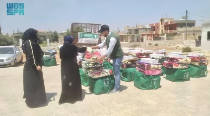 مركز الملك سلمان للإغاثة يوزّع 290 سلة غذائية للنازحين من السويداء إلى درعا