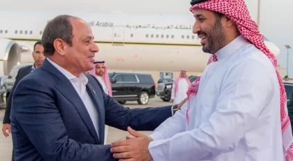 الرئيس المصري يغادر نيوم وولي العهد في مقدمة مودعيه