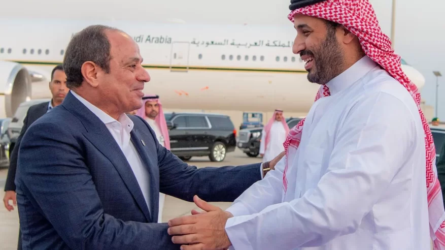 الرئيس المصري يغادر نيوم وولي العهد في مقدمة مودعيه