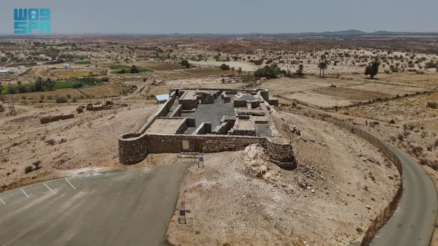 قلعة مروان.. معلم شامخ يطل على مزارع النخيل في الطائف