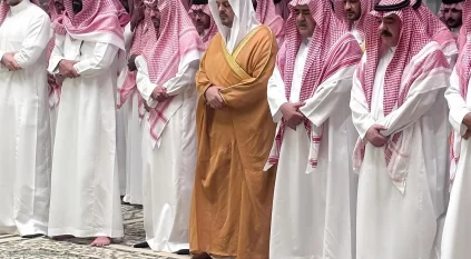 سعود بن مشعل يؤدي صلاة الميت على والدة فهد بن مقرن