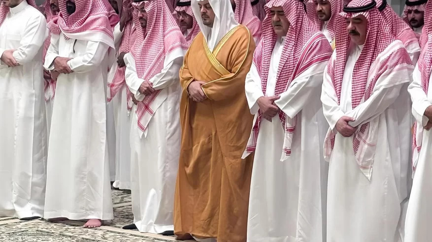 سعود بن مشعل يؤدي صلاة الميت على والدة فهد بن مقرن