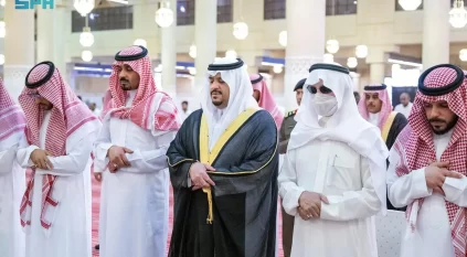 نائب أمير الرياض يؤدي صلاة الميت على والدة الأميرة جواهر بنت مساعد آل سعود