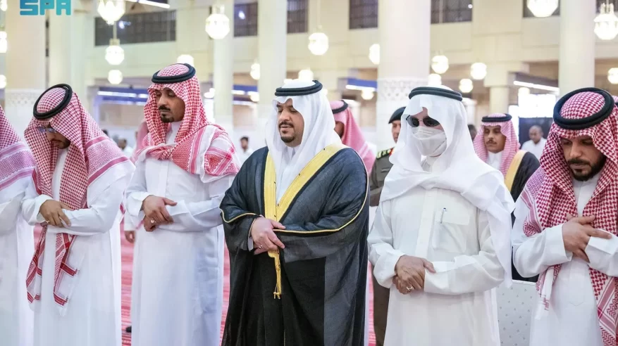 نائب أمير الرياض يؤدي صلاة الميت على والدة الأميرة جواهر بنت مساعد آل سعود