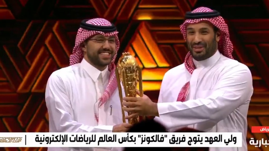 ولي العهد يتوج فريق فالكونز بلقب كأس العالم للرياضات الإلكترونية 2025
