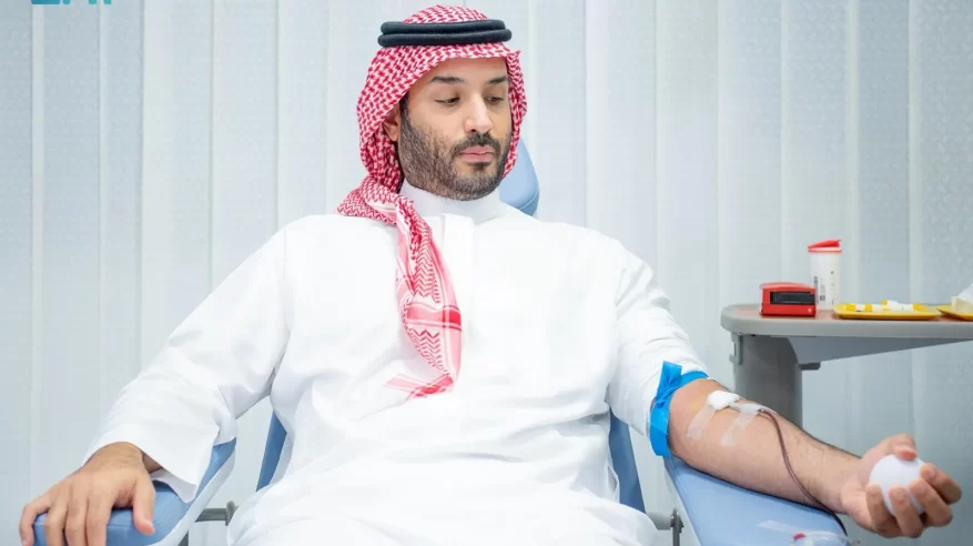 ولي العهد يتبرع بالدم في بادرة كريمة.. ويُطلق الحملة الوطنية السنوية للتبرع بالدم
