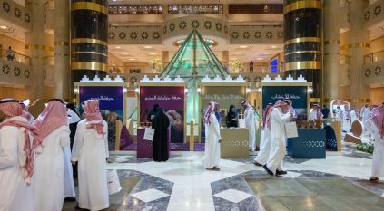 الداخلية تحتفي باليوم الوطني بالعرضة السعودية والفلكلور الشعبي