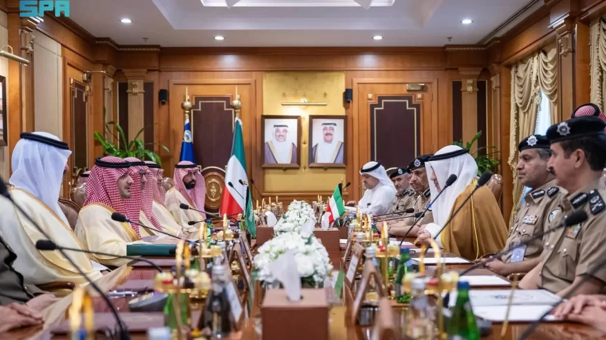 عبدالعزيز بن سعود ووزير داخلية الكويت يعقدان جلسة مباحثات رسمية