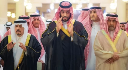 ولي العهد يؤدي صلاة الميت على سماحة مفتي المملكة في جامع الإمام تركي بالرياض