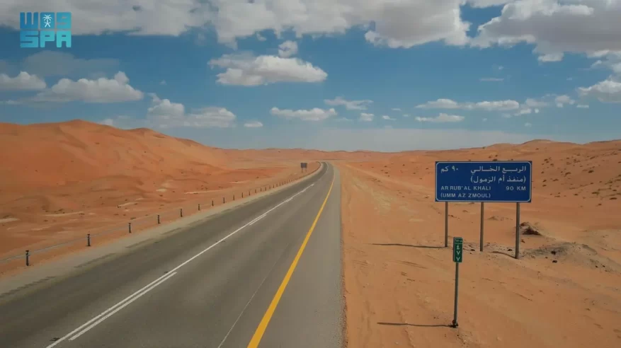الطريق البري بين السعودية وعُمان.. إنجاز هندسي في قلب الربع الخالي