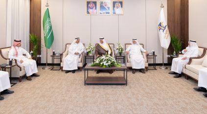 سعود بن طلال يزور كليات الأولى بالأحساء