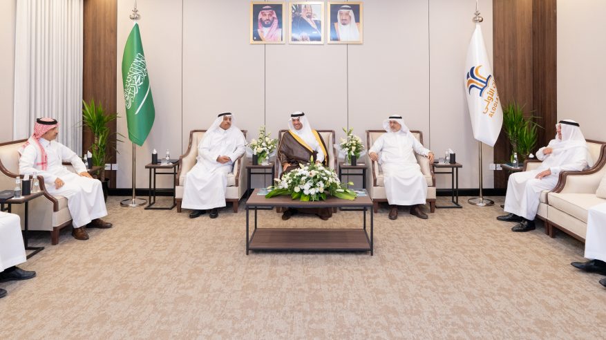 سعود بن طلال يزور كليات الأولى بالأحساء