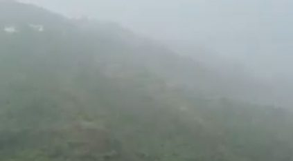 لقطات لهطول الأمطار وتساقط البرد على رجال ألمع