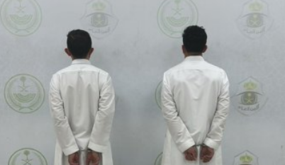 القبض على مقيمين بحوزتهما أسلحة نارية في مكان عام بالرياض
