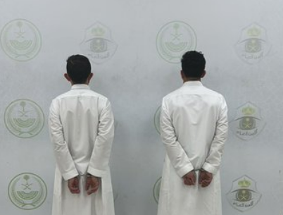 القبض على مقيمين بحوزتهما أسلحة نارية في مكان عام بالرياض