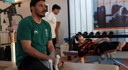 لاعب سعودي يُواجه تحدياته برياضة كرة السلة وتحقيق البطولات