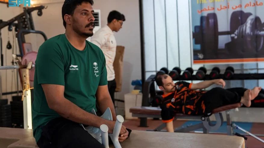 لاعب سعودي يُواجه تحدياته برياضة كرة السلة وتحقيق البطولات