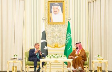 ولي العهد يستقبل رئيس وزراء باكستان ويعقدان جلسة مباحثات رسمية