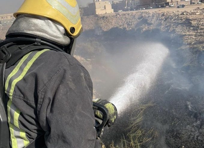 مدني الرياض يخمد حريقًا في حشائش وأعشاب