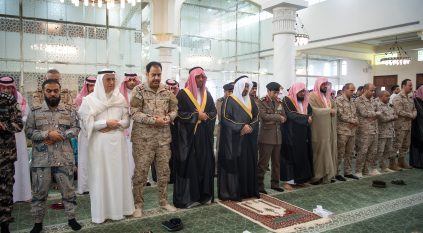 سعود بن مشعل يؤدي صلاة الغائب على سماحة مفتي المملكة في جامع الملك سلمان بجدة