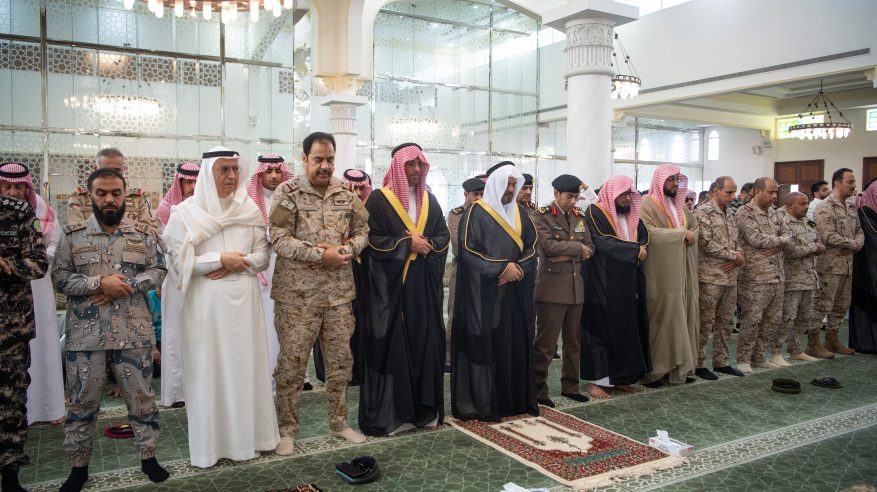 سعود بن مشعل يؤدي صلاة الغائب على سماحة مفتي المملكة في جامع الملك سلمان بجدة