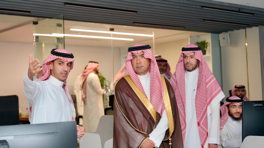 الحقيل يطّلع على تقنيات الذكاء الاصطناعي لبرنامج الأراضي البيضاء والعقارات الشاغرة