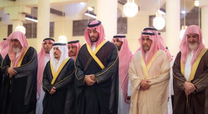 ولي العهد يؤدي صلاة الميت على سماحة مفتي المملكة في جامع الإمام تركي بالرياض