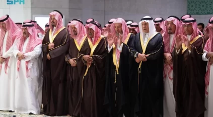 مقرن بن عبدالعزيز وسعود بن مشعل يؤديان صلاة الميت على الأميرة عبطا بنت عبدالعزيز