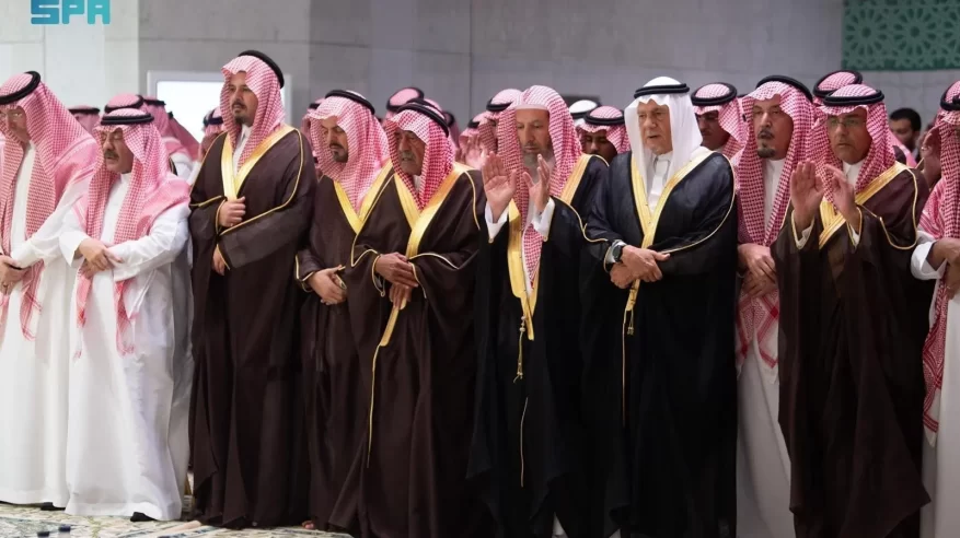 مقرن بن عبدالعزيز وسعود بن مشعل يؤديان صلاة الميت على الأميرة عبطا بنت عبدالعزيز