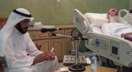 صورة مؤثرة .. مفتي المملكة يجيب على الأسئلة على فراش ⁧‫المرض