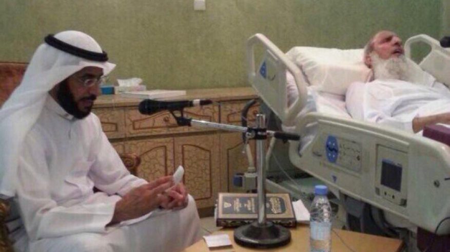 صورة مؤثرة .. مفتي المملكة يجيب على الأسئلة على فراش ⁧‫المرض